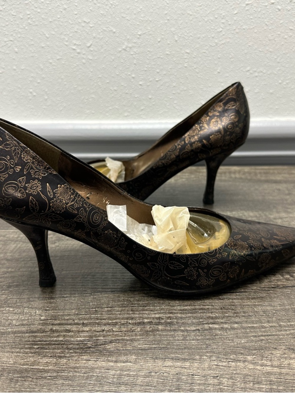 Nine West Black Leather Pumps with Gold Floral Accents NWB - Picture 7 of 13